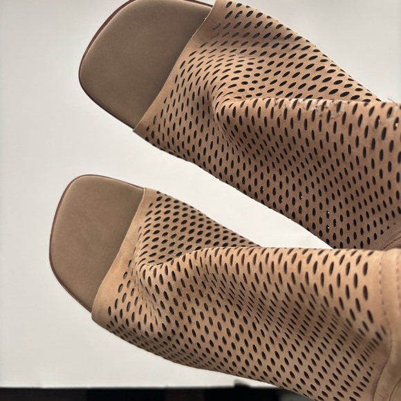 Vince‎ Camuto | Katnina Perforated Nubuck Open Toe Shooties Sz 9M - Picture 6 of 8